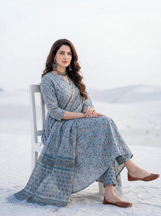 Aina Veda Set Of Kali Kurta Pants Dupatta