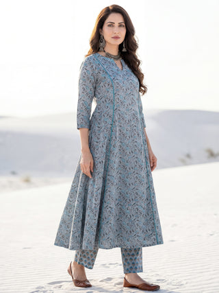 Aina Veda Set Of Kali Kurta Pants Dupatta