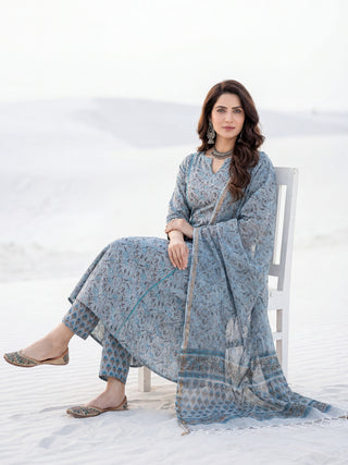 Aina Veda Set Of Kali Kurta Pants Dupatta