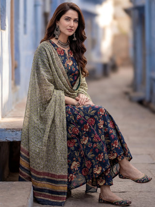 Aina Mehreen Set Of Kali Kurta Pants Dupatta