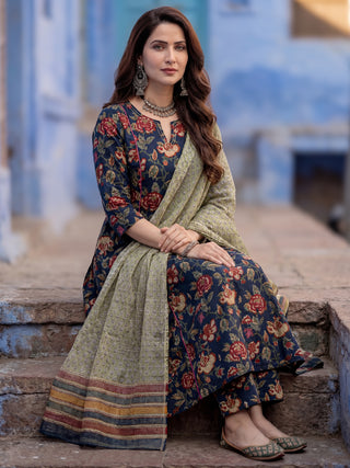 Aina Mehreen Set Of Kali Kurta Pants Dupatta