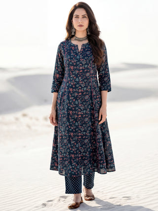 Aina Megha Set Of Kali Kurta Pants Dupatta