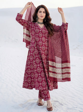 Aina Nalini Set Of Kali Kurta Pants & Dupatta