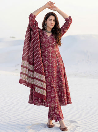 Aina Nalini Set Of Kali Kurta Pants & Dupatta