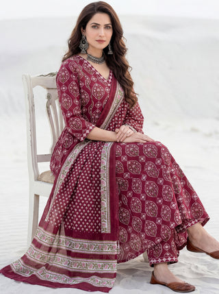 Aina Nalini Set Of Kali Kurta Pants & Dupatta