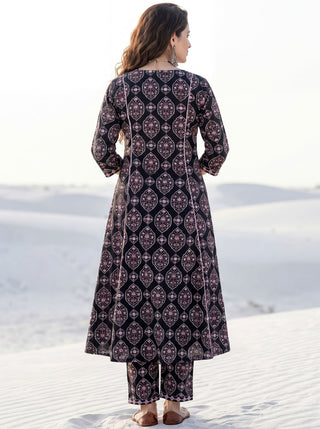 Aina Nadira Kali Kurta