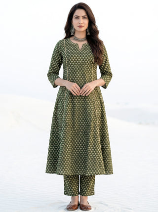 Aina Aakriti Set Of Kali Kurta Pants & Dupatta
