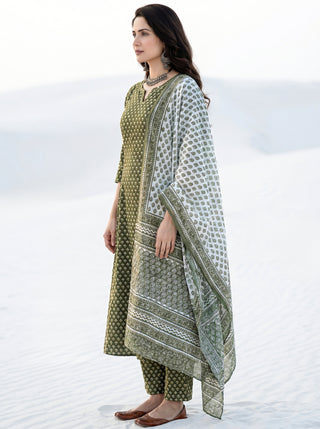 Aina Aakriti Set Of Kali Kurta Pants & Dupatta
