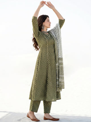 Aina Aakriti Set Of Kali Kurta Pants & Dupatta