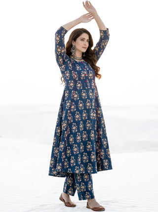 Aina Najma Set Of Kali Kurta Pants & Dupatta