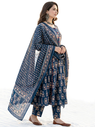 Aina Najma Set Of Kali Kurta Pants & Dupatta