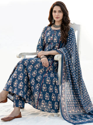 Aina Najma Set Of Kali Kurta Pants & Dupatta