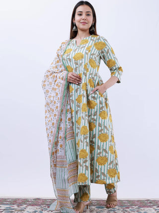 Roz Samaira Set Of Kali Kurta Pants Kota Doria Dupatta