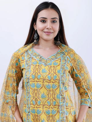 Roz Aastha Set Of Kurta Pants Kota Doria Dupatta