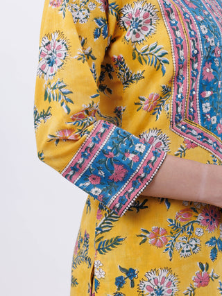 Roz Saima Set Of Kurta Pants Dupatta