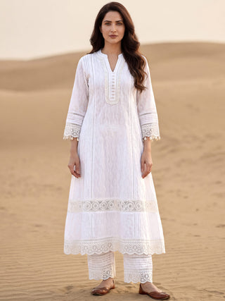 Safed Rukshar Set Of A Line Kurta Pants & Dupatta