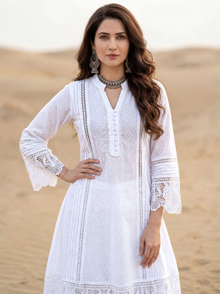 Safed Ayesha Set Of Kurta & Pants