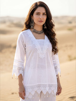 Safed Manal Set Of Short Kurta Pants Dupatta