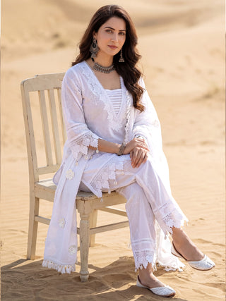 Safed Manal Set Of Short Kurta Pants Dupatta