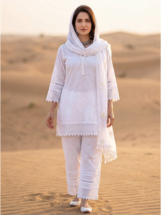 Safed Nazmin Set Of Short Kurta Pants & Dupatta