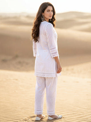 Safed Nazmin Set Of Short Kurta Pants & Dupatta