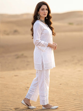Safed Nazmin Set Of Short Kurta Pants & Dupatta