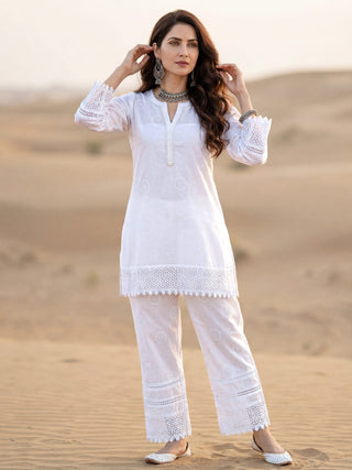 Safed Nazmin Set Of Short Kurta Pants & Dupatta