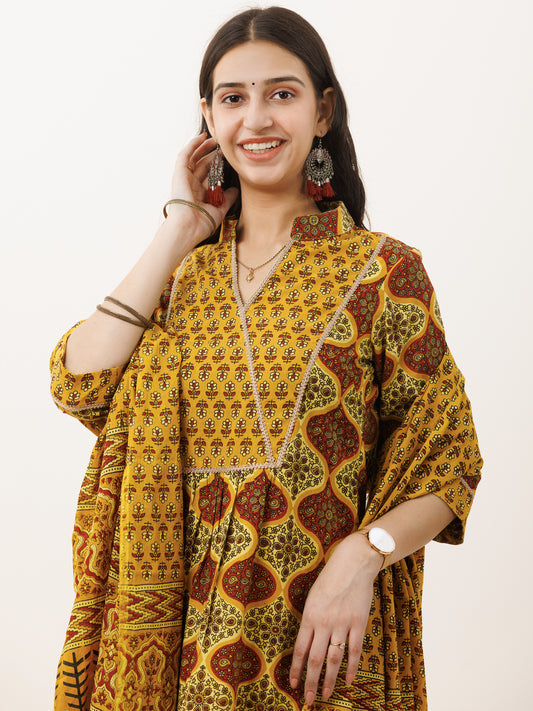 Ajrakh Aina Set Of Kurta Pants Dupatta