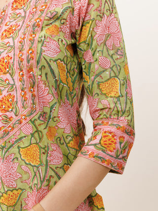 Rozana Upasana Kurta