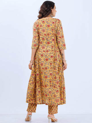 Aina Amisha Kali Kurta