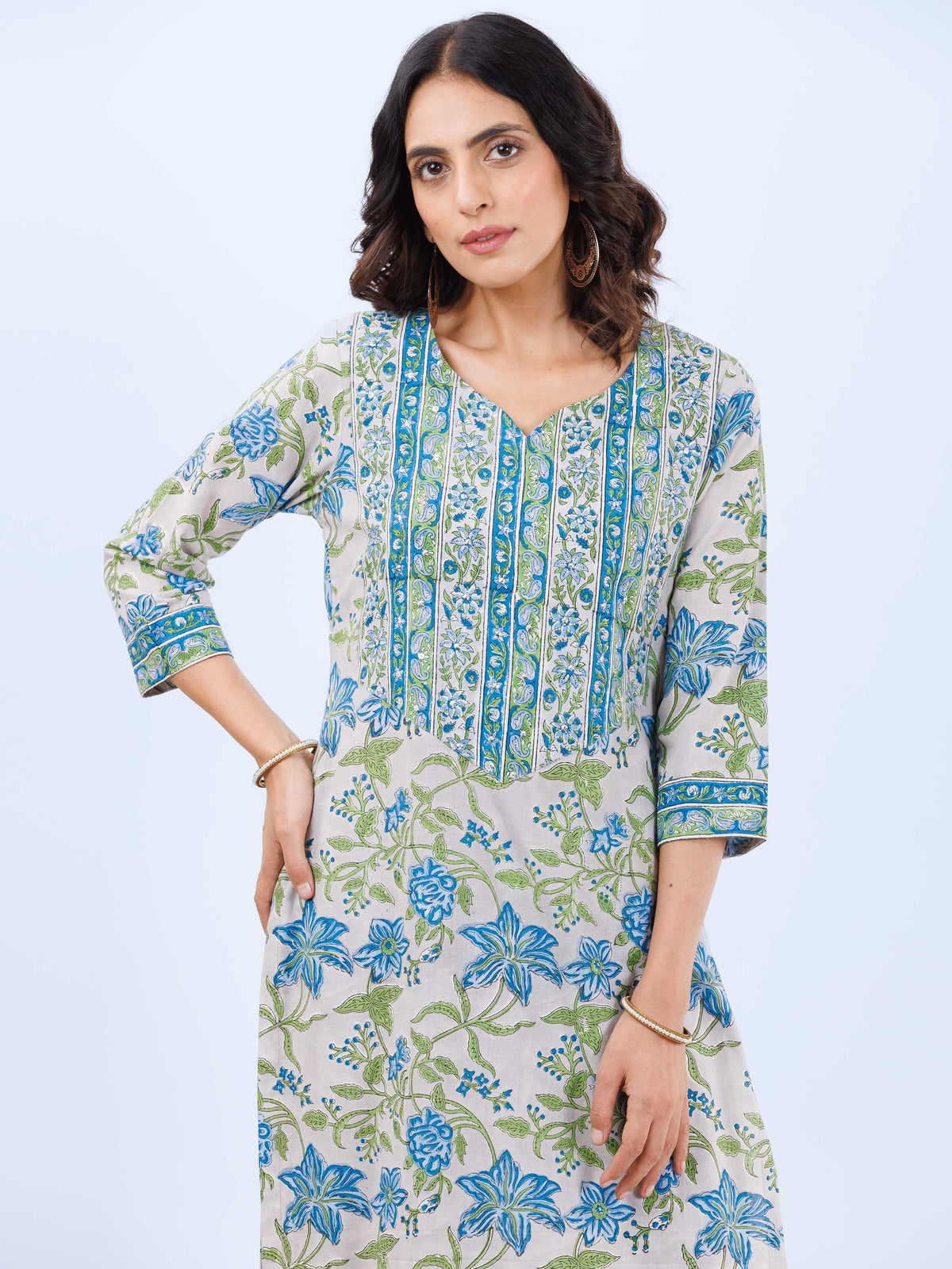 Aina Chitra Kurta