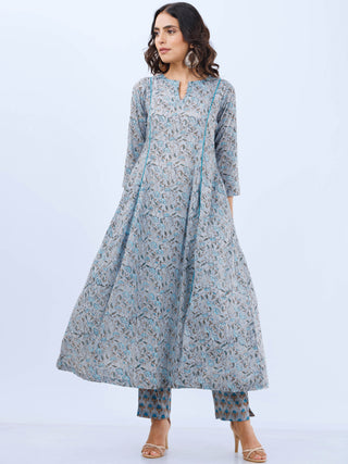 Aina Veda Set Of Kali Kurta Pants Dupatta