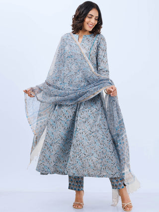 Aina Veda Set Of Kali Kurta Pants Dupatta