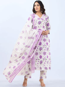 Aina Pari Set Of Kurta Pants Dupatta