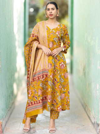 Roz Himani Set Of Kali Kurta Pants Dupatta