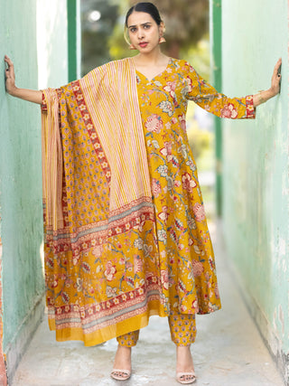 Roz Himani Set Of Kali Kurta Pants Dupatta