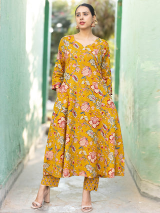 Roz Himani Set Of Kali Kurta Pants Dupatta