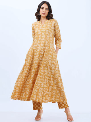 Aina Mohini Set Of Kalidar Kurta Pants Dupatta