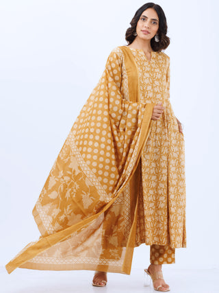 Aina Mohini Set Of Kalidar Kurta Pants Dupatta