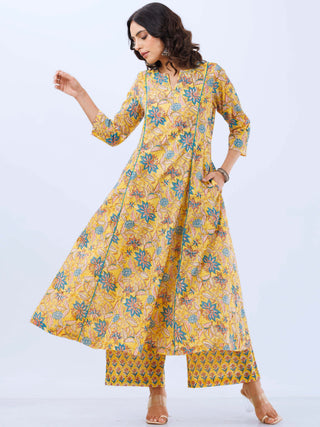 Aina Megha Set Of Kali Kurta Pants Dupatta