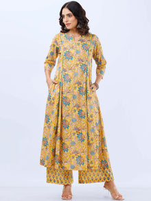 Aina Megha Set Of Kali Kurta Pants Dupatta