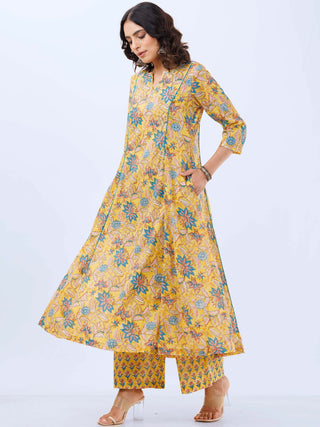 Aina Megha Set Of Kali Kurta Pants Dupatta