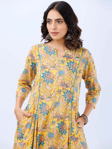 Aina Megha Set Of Kali Kurta Pants Dupatta