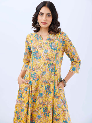 Aina Megha Set Of Kali Kurta Pants Dupatta