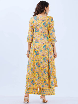 Aina Megha Set Of Kali Kurta Pants Dupatta