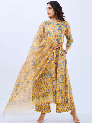 Aina Megha Set Of Kali Kurta Pants Dupatta