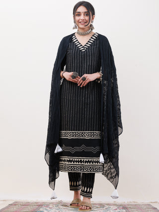 Gazal Ruhani Set Of Kurta Pants Dupatta
