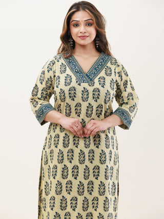 Gazal Madhuri Set Of Kurta Pants Dupatta