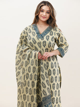 Gazal Madhuri Set Of Kurta Pants Dupatta