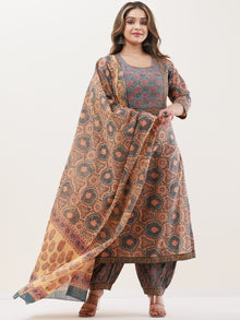 Gazal Reshama Set Of Kurta Pants Dupatta